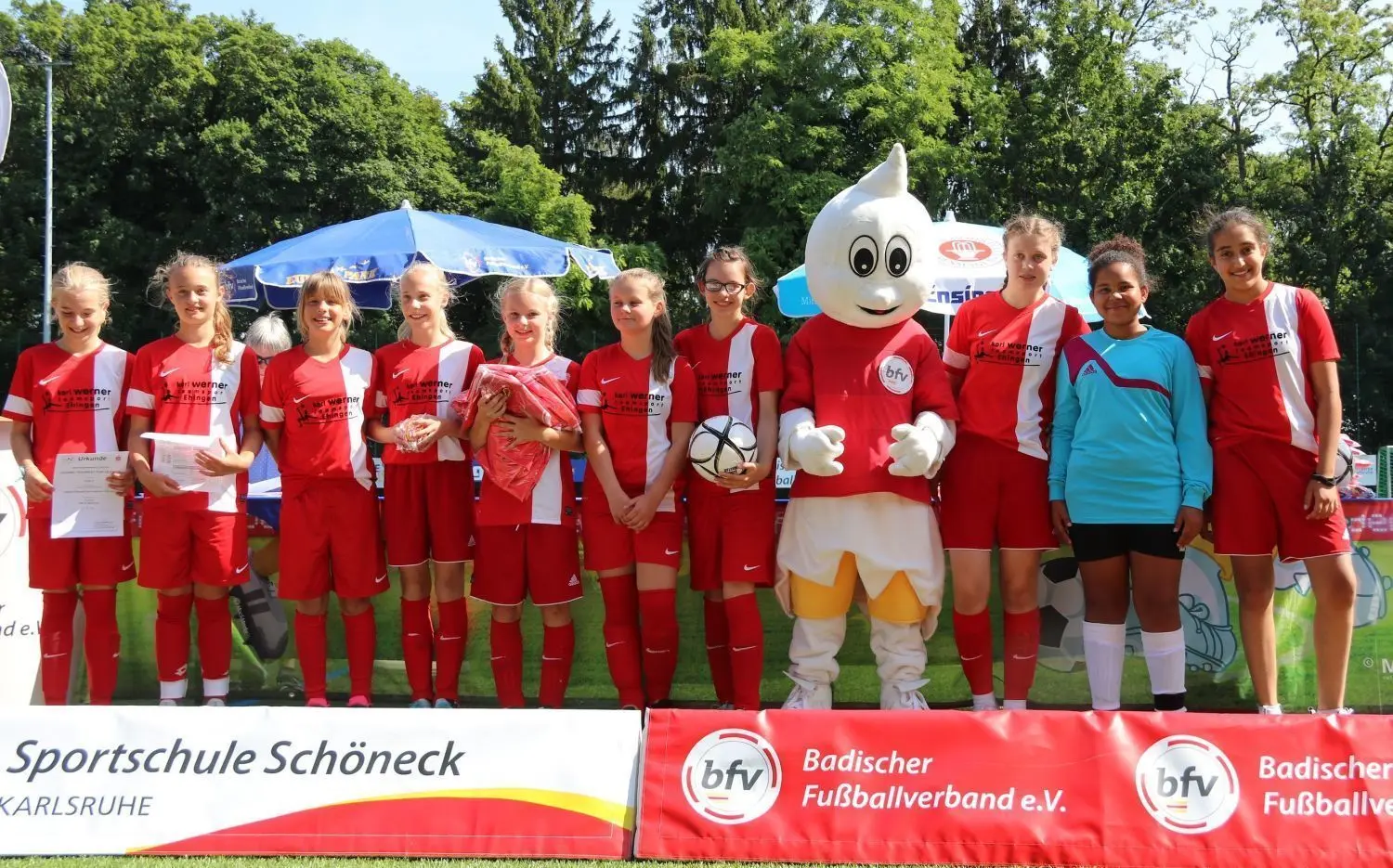 Stolz auf Platz zwei beim Landesfinale darf die jüngere Mädchenmannschaft vom JVG sein.⇥
