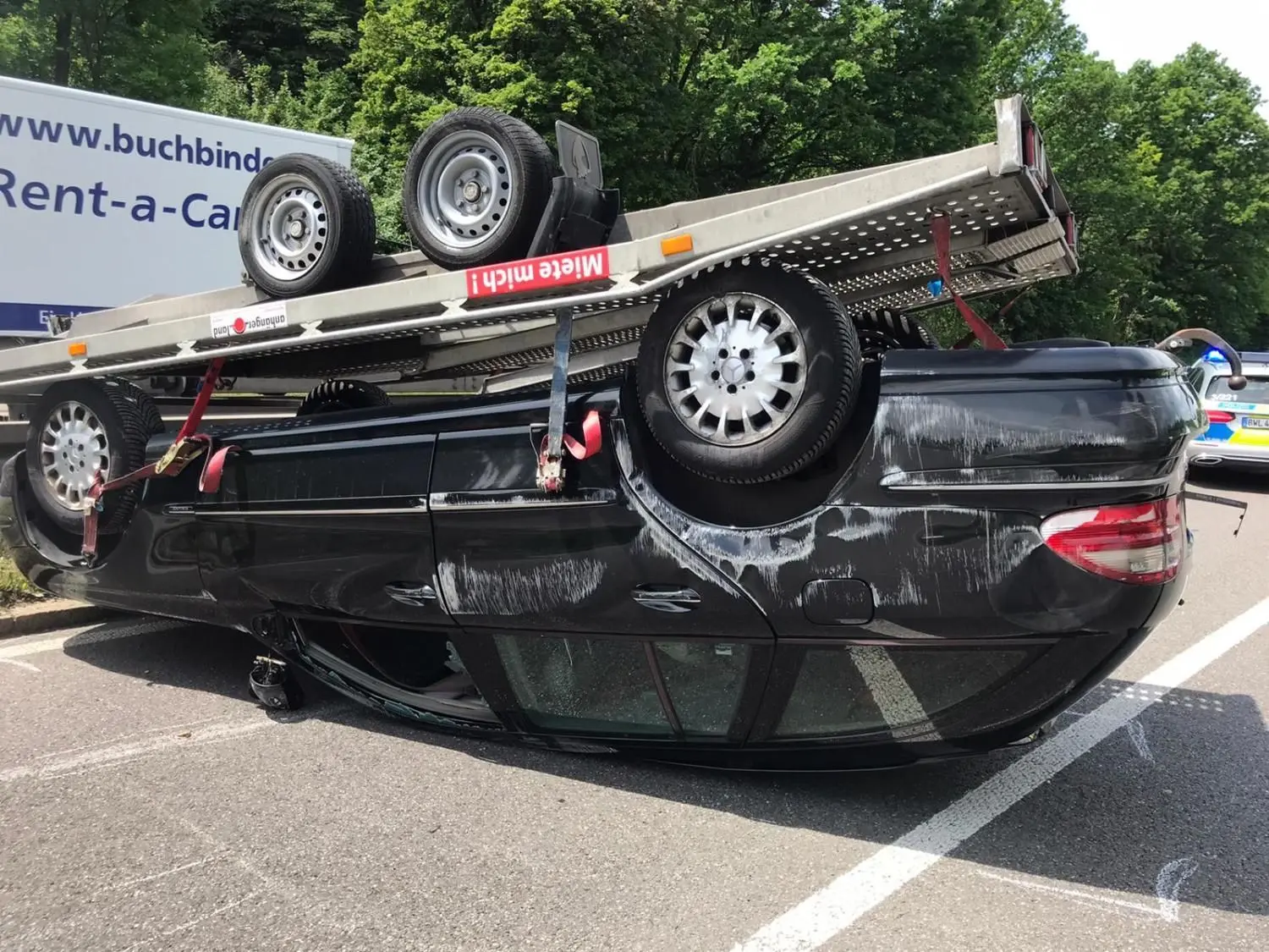 Nachdem sich ein Anhänger mitsamt aufgeladenem Kleinwagen überschlug wurde die B28 gesperrt.