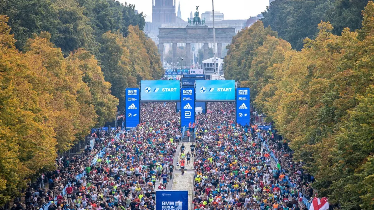 Am heutigen Sonntag findet der 49. Berlin-Marathon statt.
ARCHIV - 25.09.2022, Berlin: Leichtathletik: Marathon, Entscheidung(en) Marathon. Die Läufer der ersten Welle starten auf der Straße des 17. Juni zum BMW Berlin Marathon. Vor der nächsten Auflage an diesem Wochenende wird auch über das Umwelt-Engagement der Veranstalter gesprochen. (zu dpa: «Holzmedaillen, weniger Müll: Marathons wollen nachhaltig sein») Foto: Andreas Gora/dpa +++ dpa-Bildfunk +++