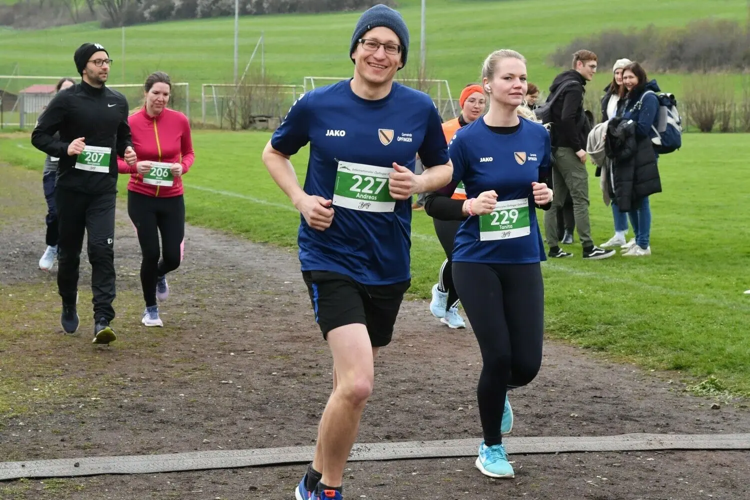 Der Öpfinger Bürgermeister Andreas Braun und Rathausmitarbeiterin Tanita Rothenbacher waren Team Rathaus beim 5,25km-Lauf dabei.