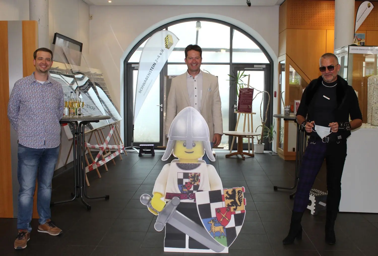"Steine. Kunst. Welten." heißt die Lego-Fan-Ausstellung, die jetzt im Hohenzollerischen Landesmuseum in Hechingen zu sehen ist. Das Bild zeigt (von links) Musemsleiter David Hendel, Bürgermeister Philipp Hahn und Andreas Reikowski vom Verein „Schwabenstein 2x4“ mit dem Modell der Hohenzollern-Ritter-Sammelfigur, die es auch als Merchandise-Artikel zu kaufen gibt.