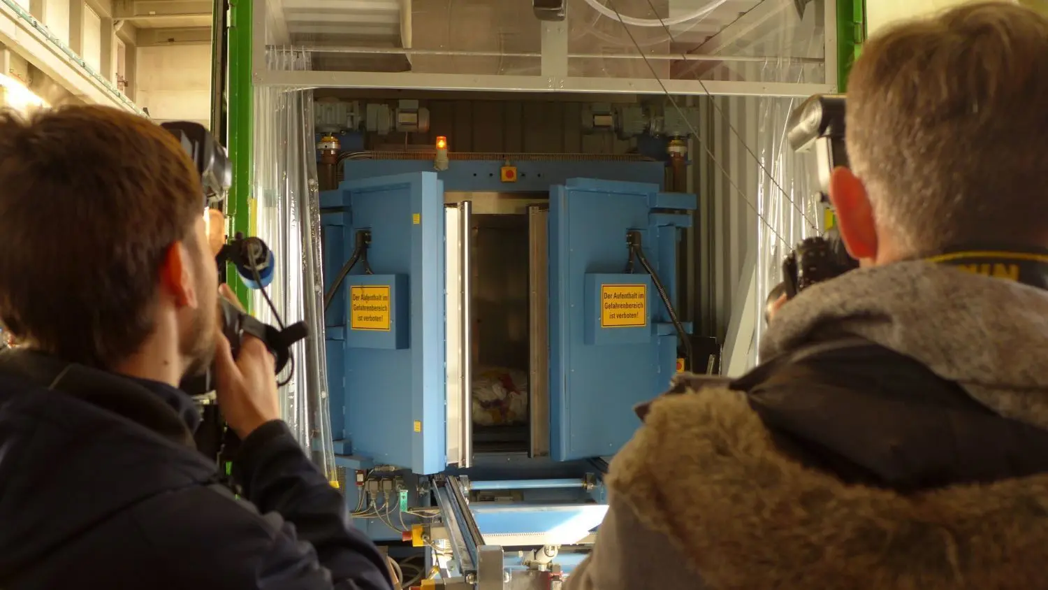 So interessant war ein Müllsack wohl noch nie: Blick in die containergroße Freimess-Anlage für den Mischabfall.