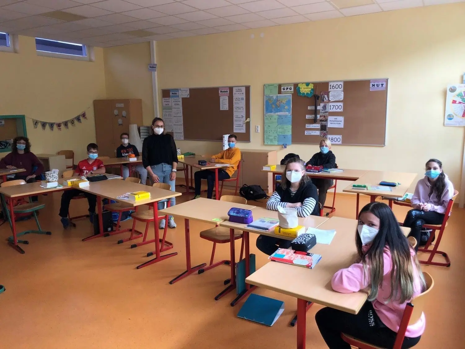 Lehrerin Kerstin Strang (stehend) inmitten ihrer siebten Klasse an der Vöhringer Mittelschule. Oder zumindest der Hälfte davon: Am Montag startete der Wechselunterricht.
