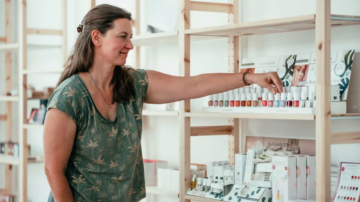Legt auch im neuen Laden in der Reutlinger Wörthstraße 17 Wert auf Nachhaltigkeit und naturbelassene, hochwertige Inhaltsstoffe: Julia Kitschenberg, Geschäftsführerin von Blanda Beauty.⇥