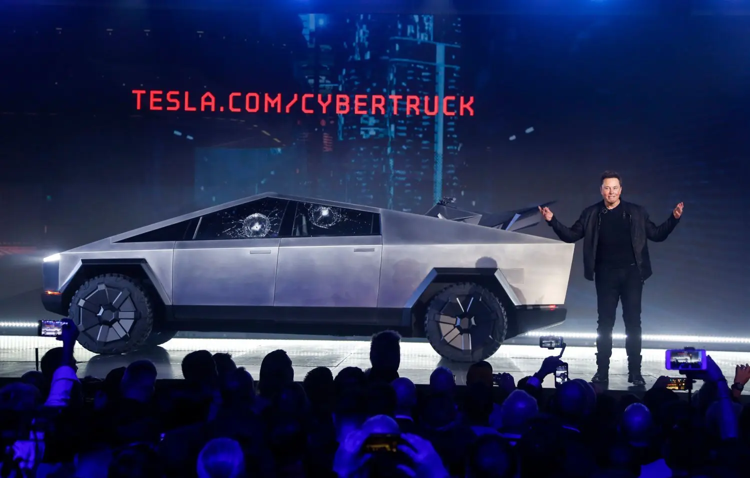 Elon Musk, CEO von Tesla, stellt den Cybertruck im Designstudio von Tesla vor. Tesla-Chef Musk hat einen futuristisch aussehenden Elektro-Pickup vorgestellt, mit dem der Branchenpionier in den wichtigsten Markt amerikanischer Autokonzerne vorstoßen will. Das Fahrzeug mit dem Namen «Cybertruck» hat die ungewöhnliche dreieckige Form, die eher an einen Kampfjet als einen klassischen Pickup erinnert.