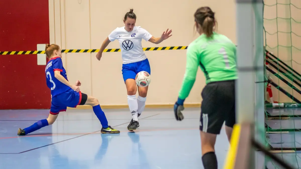 Auch in der Halle erfolgreich: Die Fußballerinnen der SG Altheim (weiß), hier beim Karl-Knab-Turnier in Allmendingen, haben den Gold-Ochsen-Cup des FC Blautal gewonnen. ⇥