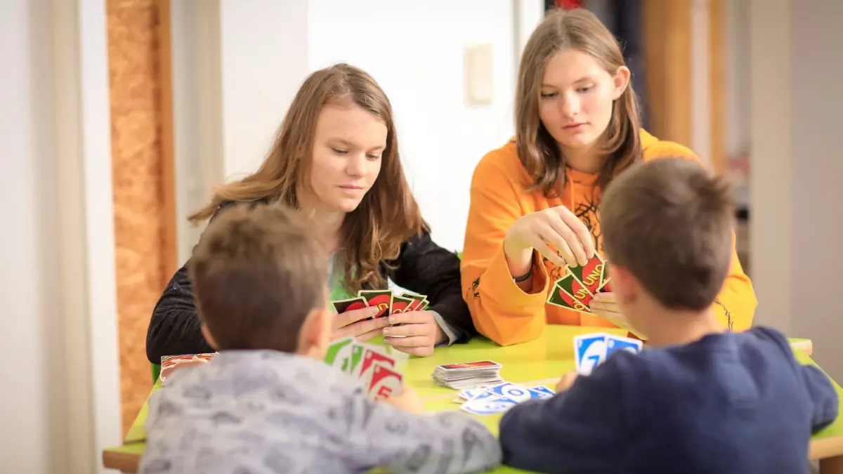 Julia Ibach (links) und Nathalie Schupp helfen beim Kernhäusle in Erbach.
Mitmachen-Ehrensache: zwei Schülerinnen arbeiten in der Kinderbetreuung Kernhäusle - v.li. Julia Ibach und Natalie Schupp