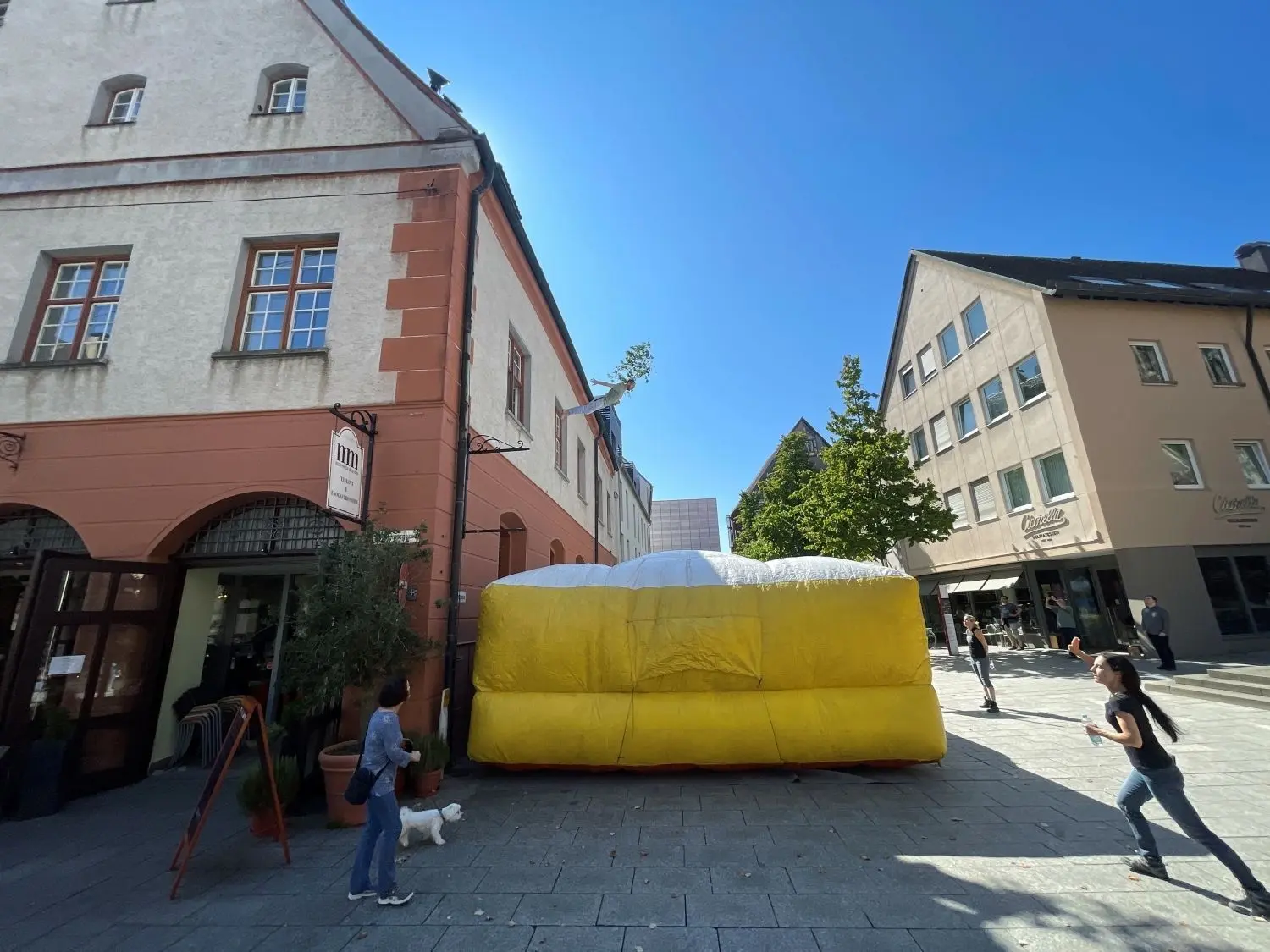 Sprung aus dem Schuhhaussaal für ein wunderbares Video: Tomas Kleiner.