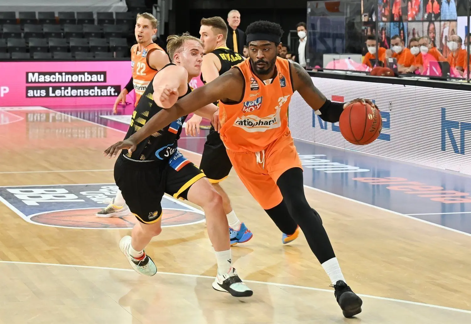 Aric Holman (rechts) schlägt sich mit einer Sprunggelenksverletzung herum.