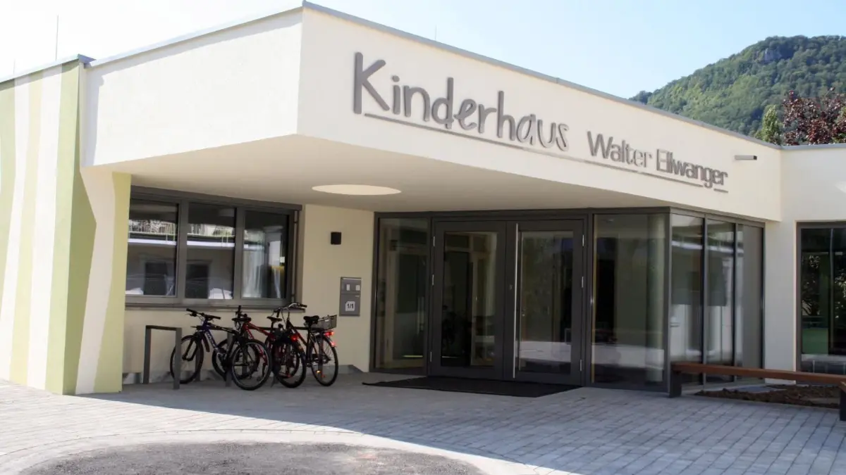 Spätestens im November eröffnet Dettingen eine Kindergruppe für unter Dreijährige im Kinderhaus Walter-Ellwanger.⇥
verschiedene Innen- und Außenansichten