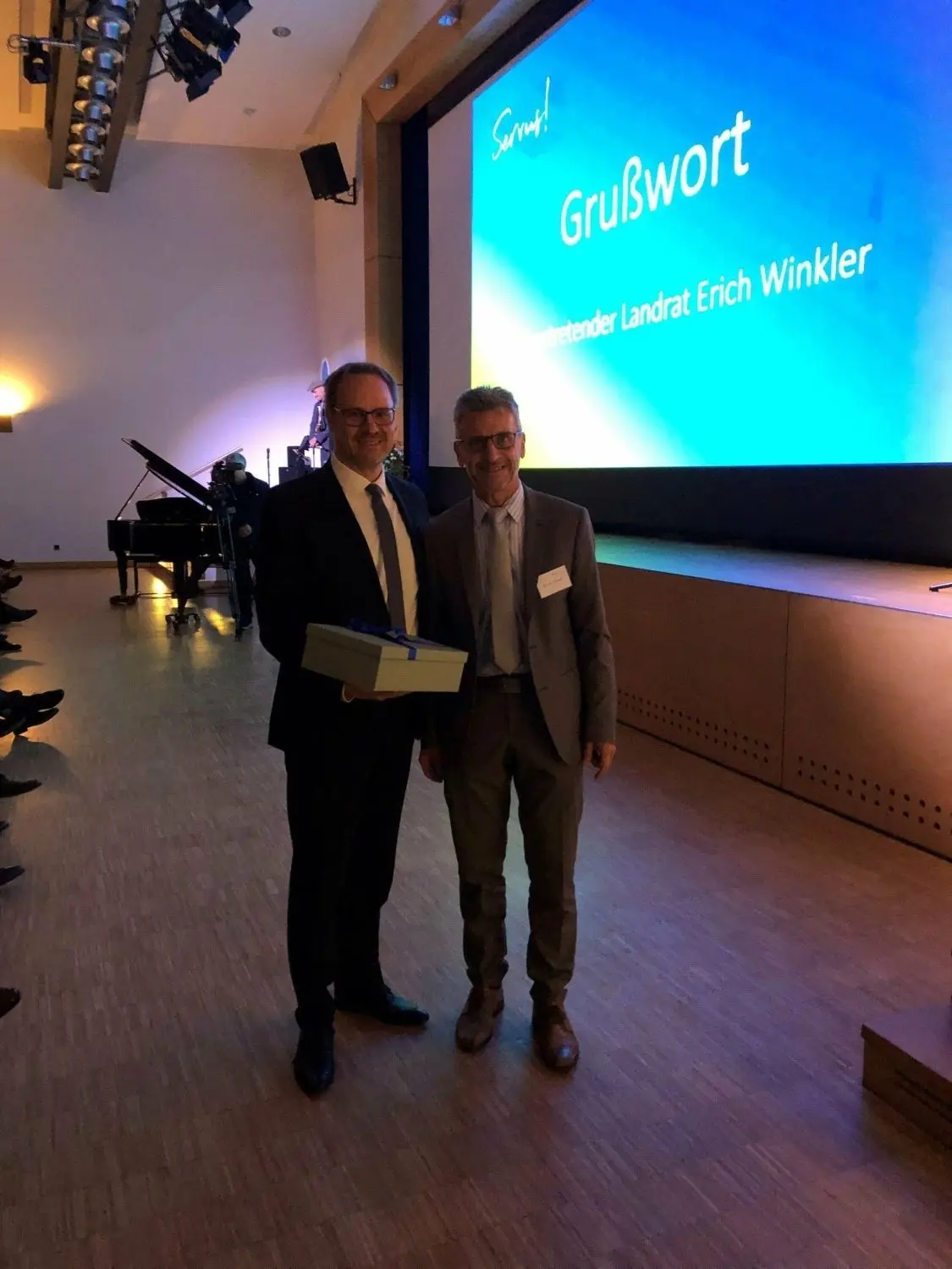 Erich Winkler (rechts) überreichte Thorsten Freudenberger ein Geschenk zum Abschied.⇥⇥