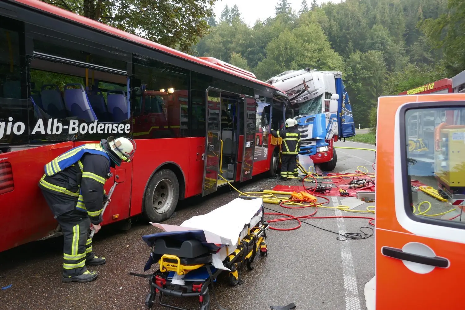 Auf der B28 bei Blaubeuren sind ein Linienbus und ein Sattelschlepper kollidiert.
