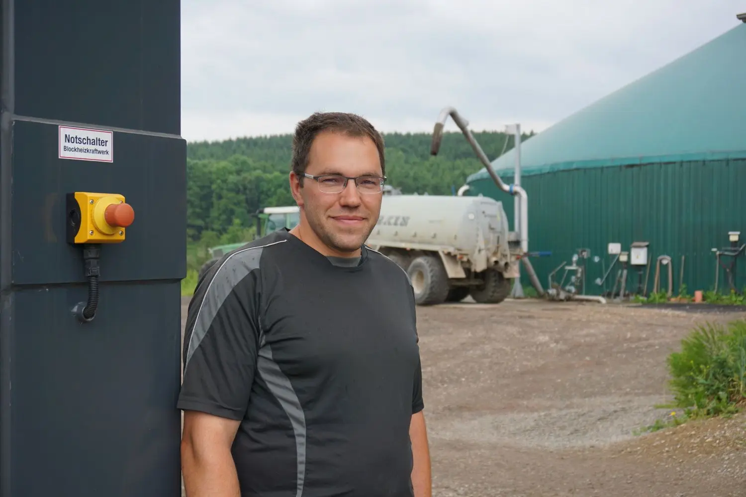 Andreas Schneider vor seiner Anlage. ⇥