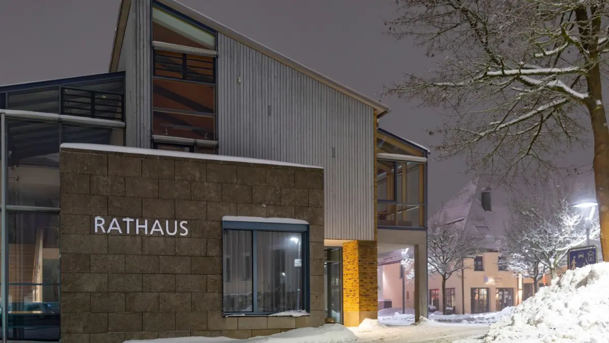 Bei der jüngsten Gemeinderatssitzung im Böhmenkircher Rathaus diskutierte das Gremium kontrovers über die Kostensteigerung beim Projekt „Seniorengarten“ (Archivbild).
Nächtlicher Spaziergang - Böhmenkirch, Rathaus und Kronenhof