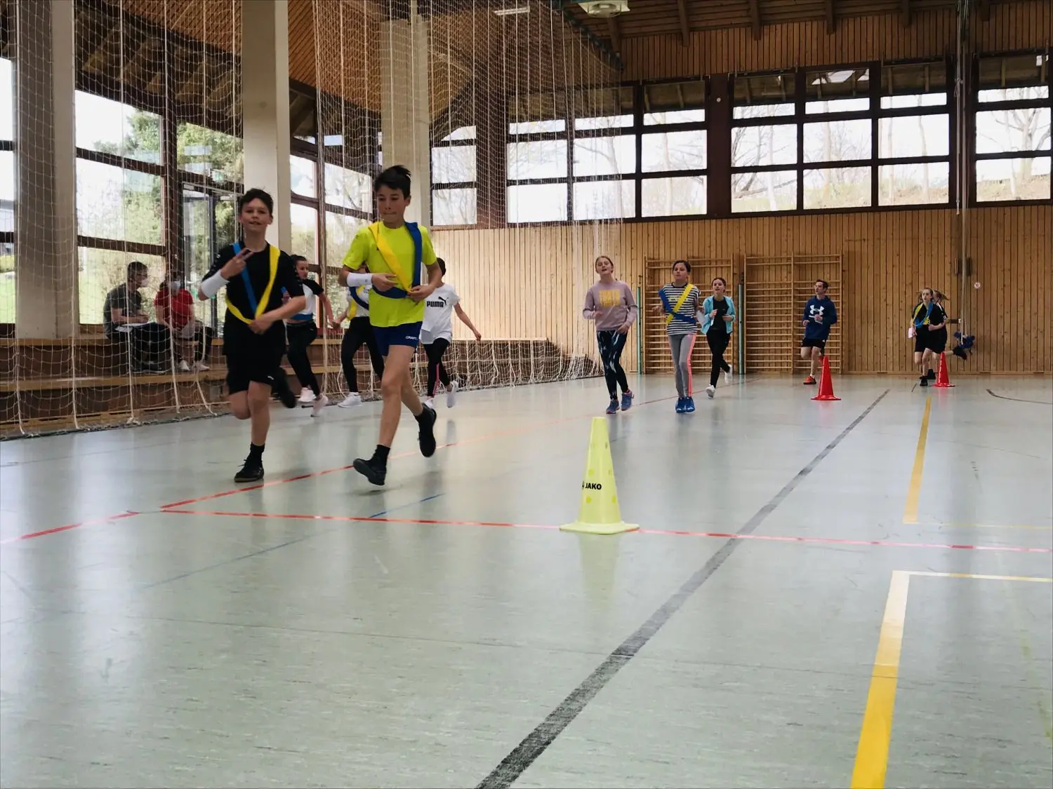 Weil es draußen zu kalt geworden war, wurde der zweite Teil des Spendenlaufs in die Halle verlegt.