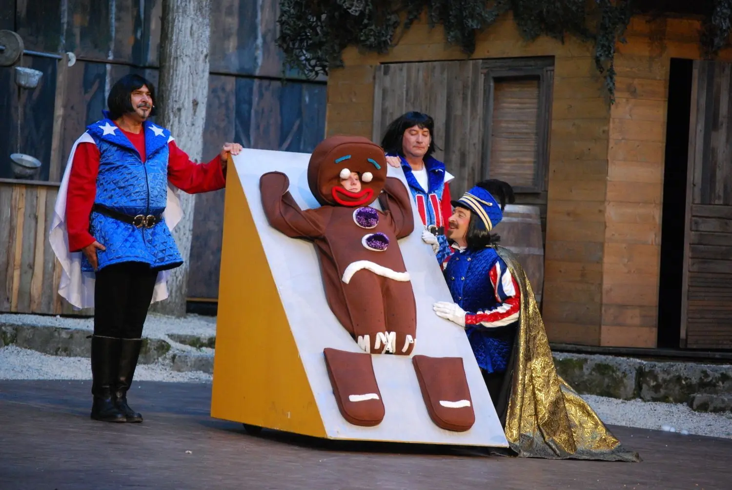 Shreks Gegenspieler ist Lord Farquaad, hier beim Verhör des Pfefferkuchenmanns.