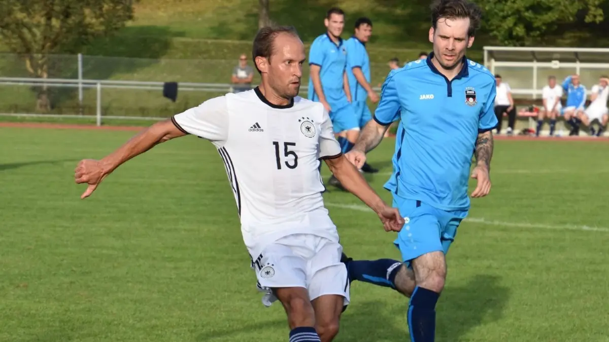 Crailsheims Oberbürgermeister Dr. Christoph Grimmer (links) kickt in der Nationalmannschaft der Bürgermeister.