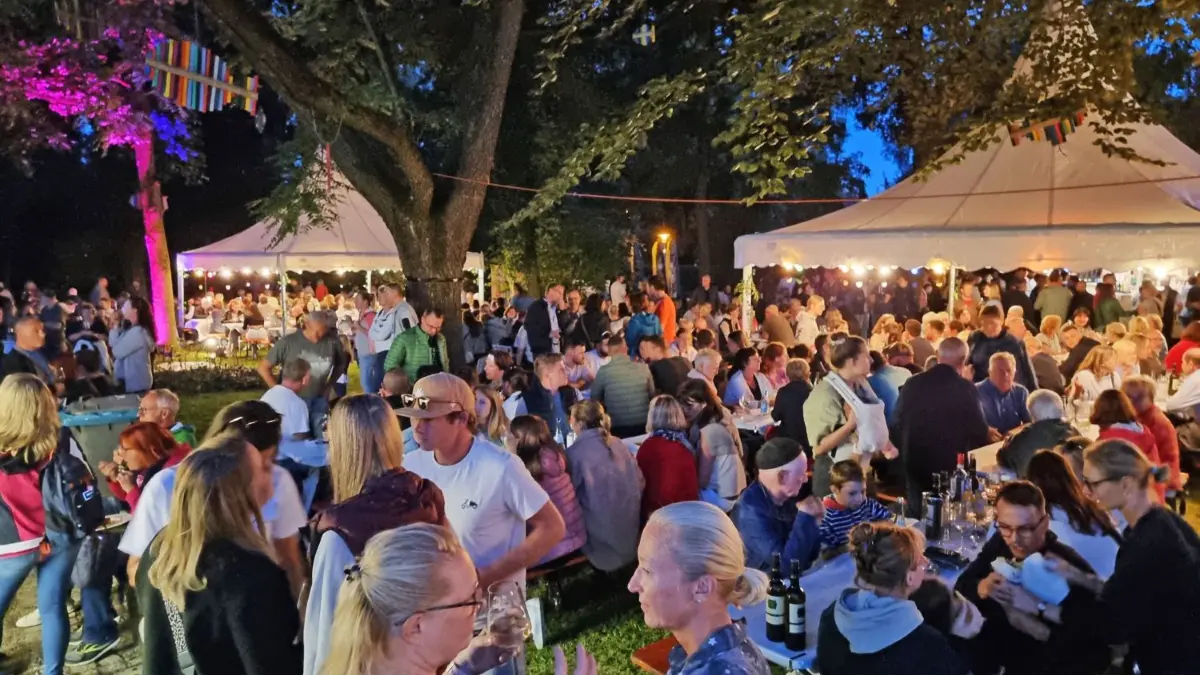 Viel Andrang herrschte beim ersten Langenauer Weinfest in der Wörth.⇥