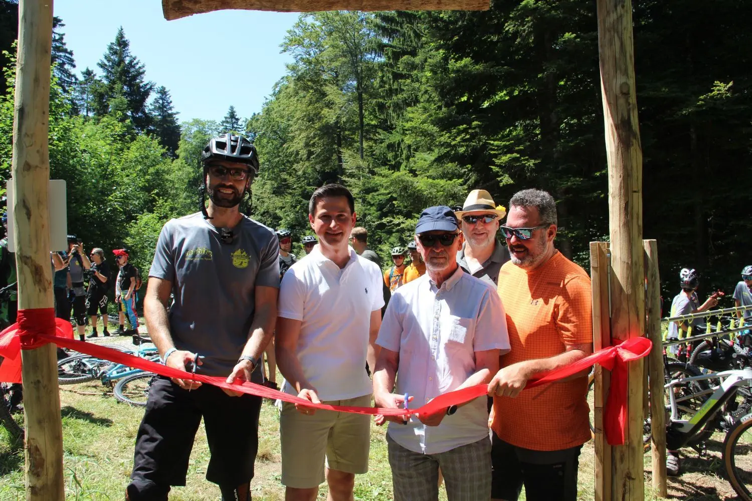 Am Sonntagmittag wurde der Thanheim-Trail eröffnet. In der Bildmitte: Bürgermeister Roman Waizenegger und Ortsvorsteher Rudolf Buckenmaier.⇥