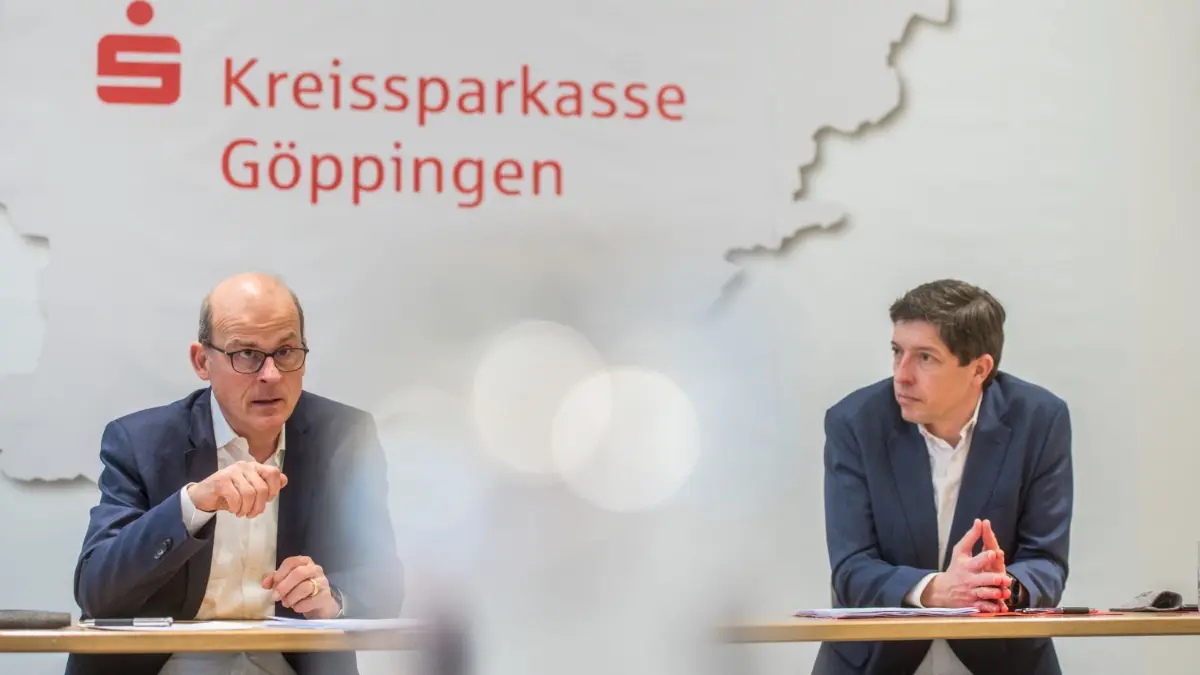 „Die Kreissparkasse hat in der Corona-Zeit bei der Digitalisierung von Prozessen und Dienstleistungen einen Sprint hingelegt“, sagen Dr. Hariolf Teufel (links) und Klaus Meissner.