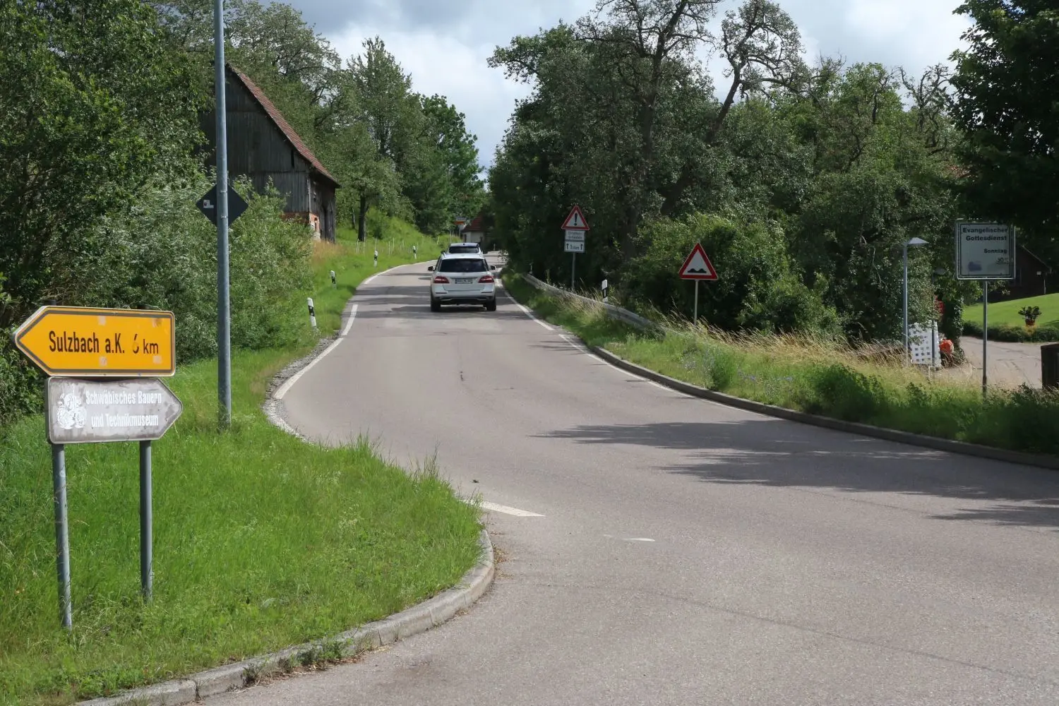 Kurz nach Rotenhar wird die Landesstraße in Richtung Frickenhofen enger und holpriger. Der Ausbau soll diesen Zustand beenden. Von dieser Einmündung wird ein neuer Rad- und Fußweg entlang der Kreisstraße nach Sulzbach gebaut. Dieser schließt nach wenigen Metern an den vom Gottesdienstplatz und Parkplatz Hohentannen her kommenden Feldweg an.⇥