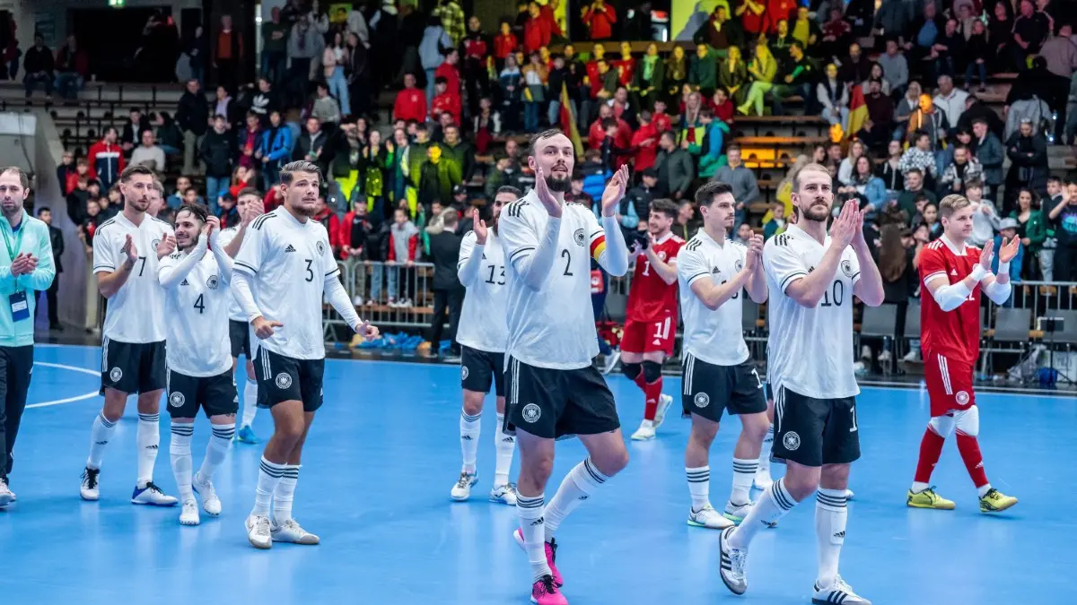 Das deutsche Futsal-Team bedankt sich nach dem 4:2 beim Göppinger Publikum.