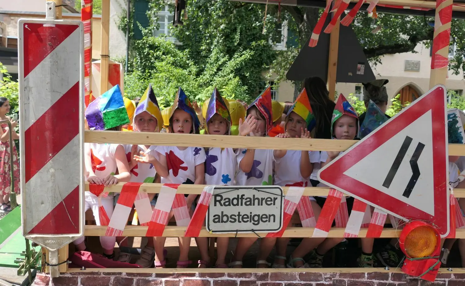 Die Kindertagesstätte erinnert mit ihrem Umzugswagen daran, dass am neuen Kindergarten noch viel gebaut wird.
