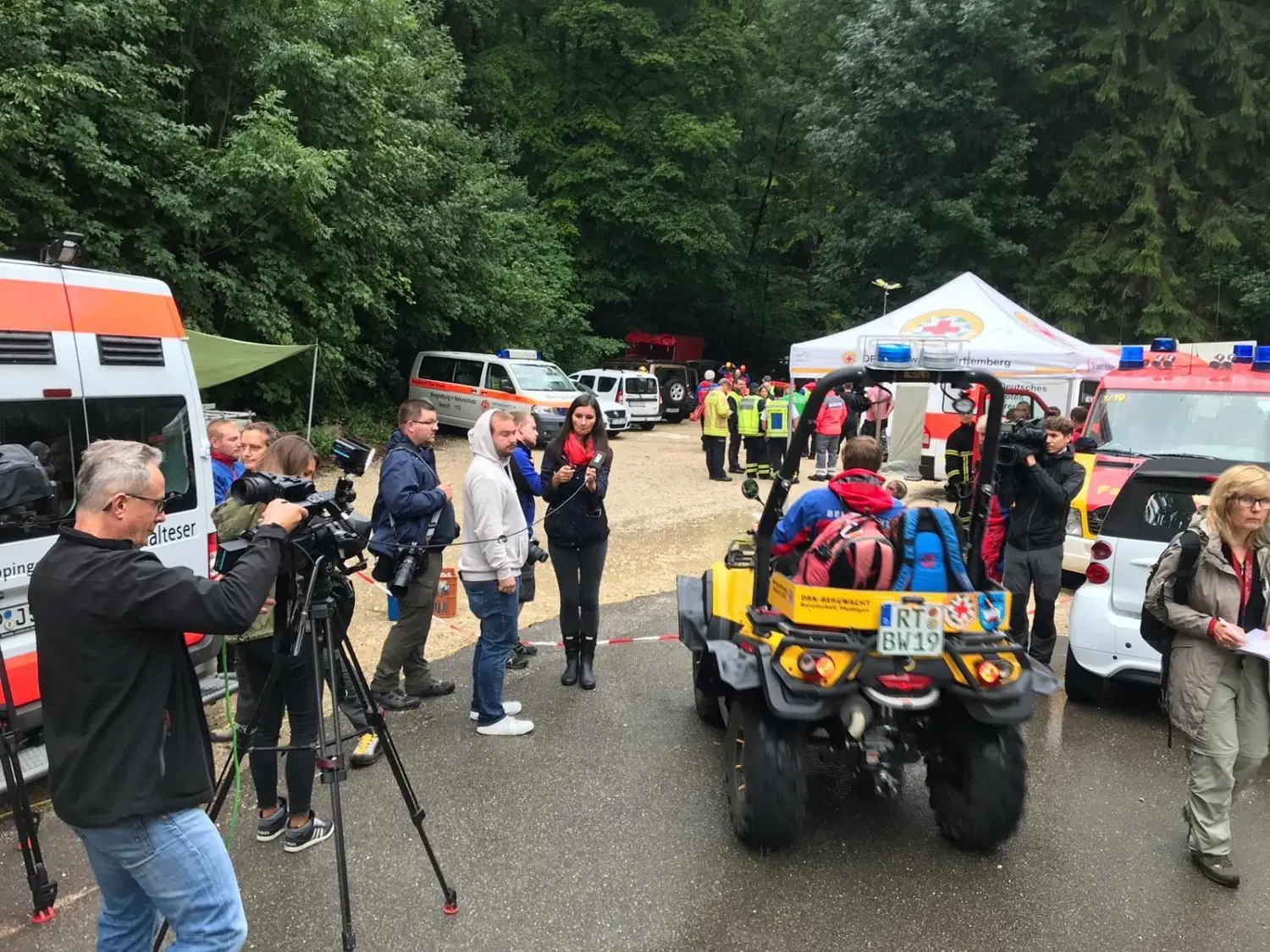 Großes Medieninteresse am Eingang der Falkensteiner Höhle.