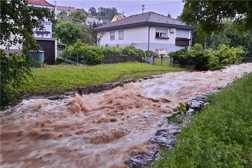 Der Sulzbach in Engstlatt, ansonsten ein Rinnsal, wurde zu einem reißenden Fluss.