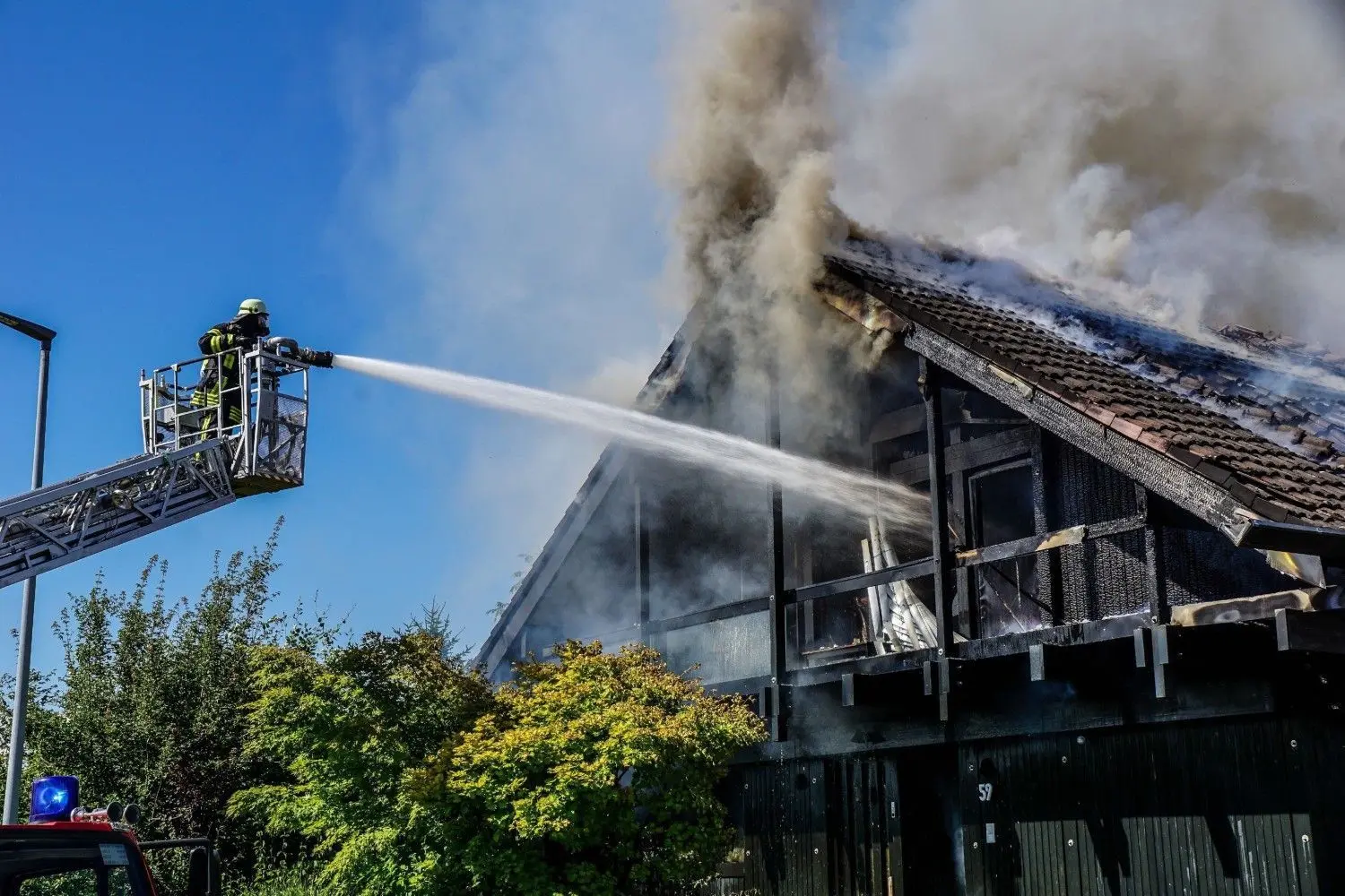 Haus in Vollbrand.