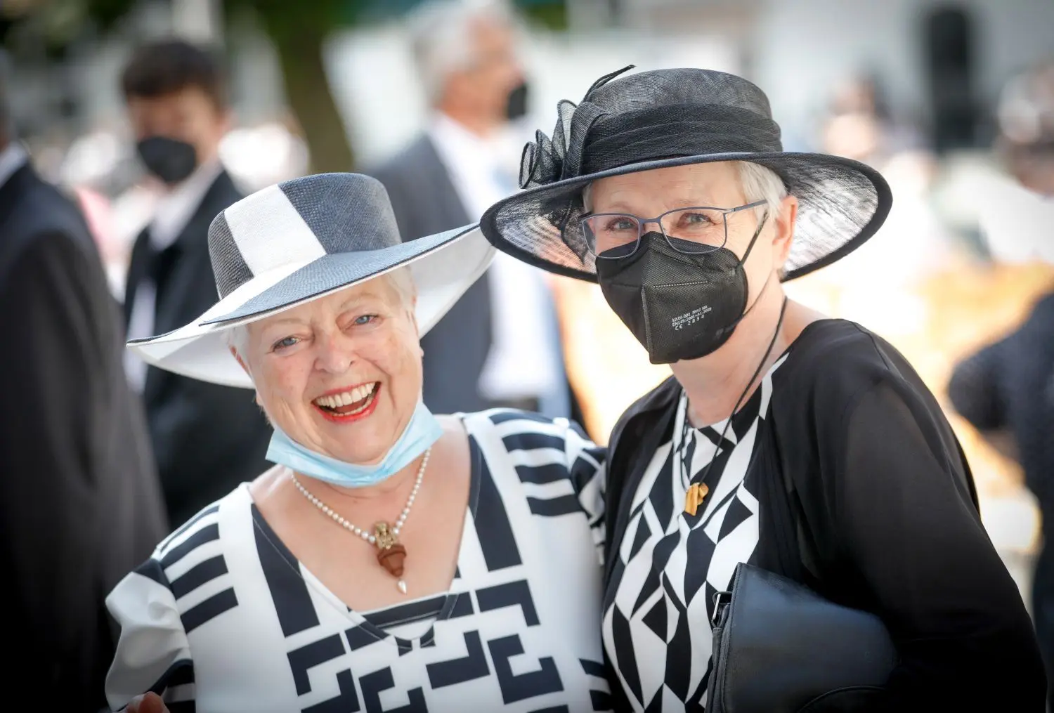 Helga Malischewski (links) und Gisela Kochs klassisch in den Ulmer Stadtfarben.
