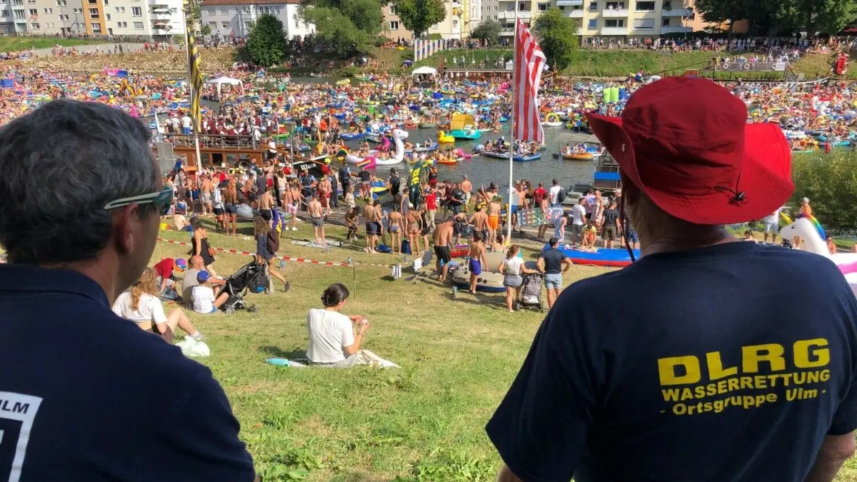 Haben die Lage von oben im Blick, während unten ein Rettungseinsatz läuft: Tobias Ruoss (links) und Georg Zettisch von der DLRG Ulm. Allein die DLRG hatte am Nabada 170 Frauen und Männern aus halb Süddeutschland beim Nabada im Einsatz.