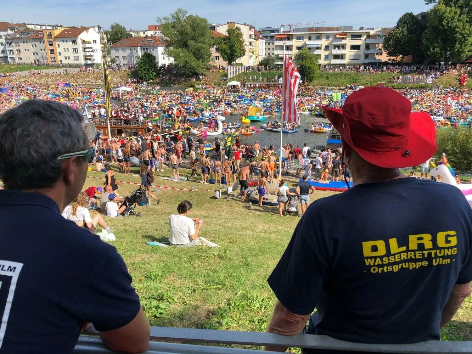 Haben die Lage von oben im Blick, während unten ein Rettungseinsatz läuft: Tobias Ruoss (links) und Georg Zettisch von der DLRG Ulm. Allein die DLRG hatte am Nabada 170 Frauen und Männern aus halb Süddeutschland beim Nabada im Einsatz.