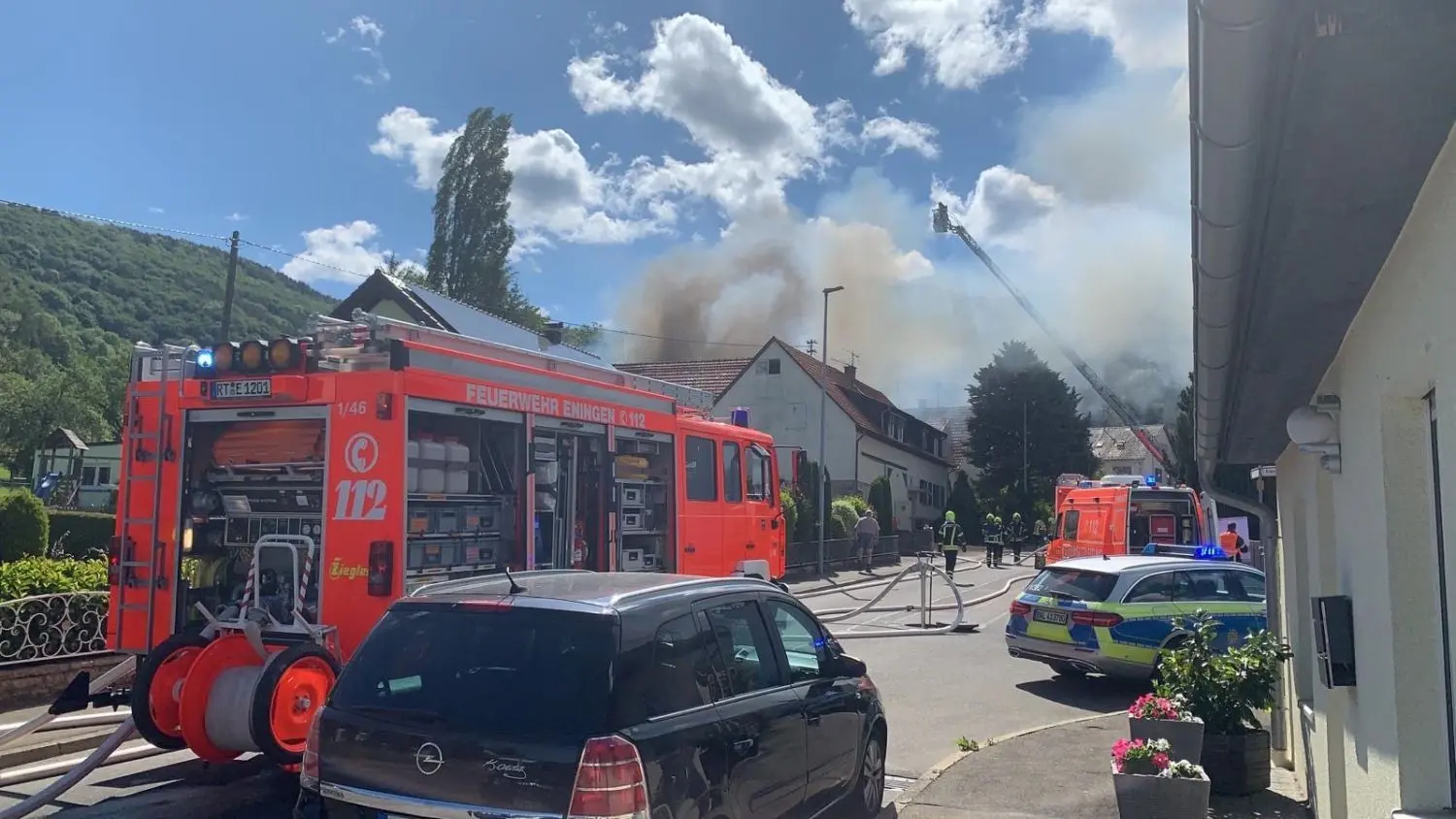 Derzeit sind über 50 Einsatzkräfte vor Ort, die versuchen den Brand einzudämmen.