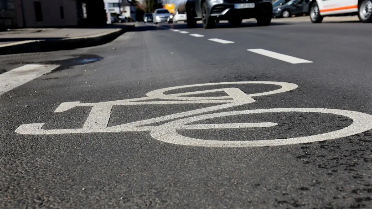 Der Radverkehr soll der Schülerschaft wieder nähergebracht werden. Dieses Ziel verfolgen die Grünen-Fraktion und die Freien Wähler mit ihrem gemeinsamen Antrag, den sie im Verwaltungsausschuss vorstellten.
Radschutzstreifen verkehr fahrrad radweg