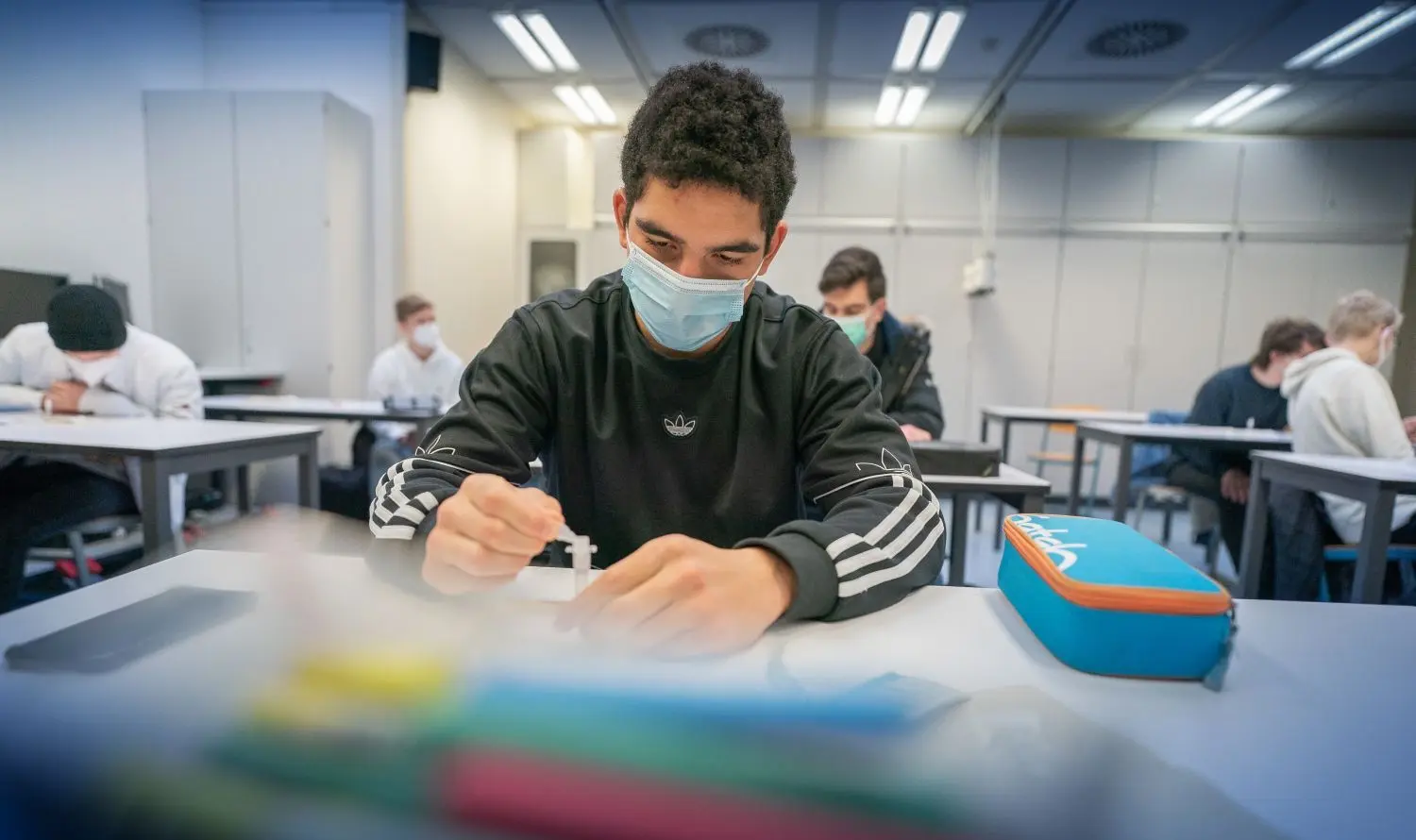 Selbsttests machen am Anna-Essinger-Gymnasium die wenigen Schüler, die derzeit im Präsenzunterricht sind. Hier der Pysik-Leistungskurs der Kursstufe 1.