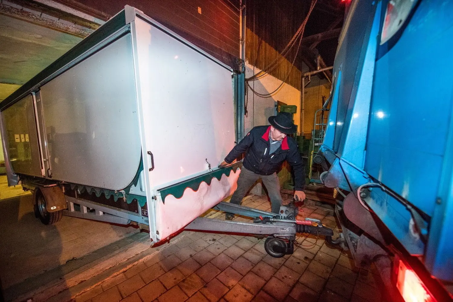 Den voll beladenen Marktstand hängt der 56-Jährige um halb 6 an den Laster.
