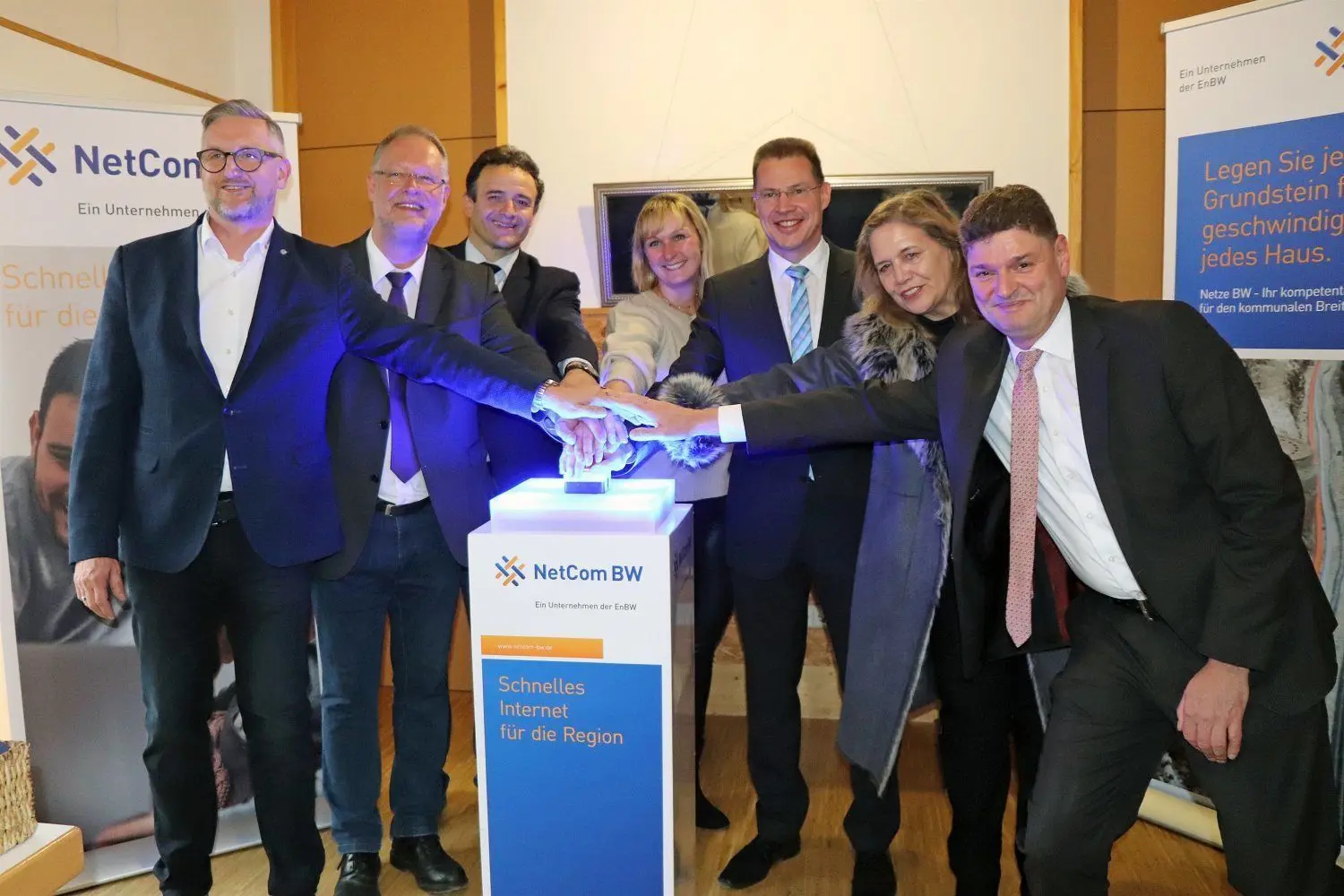Startschuss für das schnelle Internet. Von links: Jürgen Prestel (Betreiber NetCom), Bürgermeister Dr. Michael Lohner und Bernhard Ritzler, Sarah Frey (Netze BW), Landrat Heiner Scheffold, Bürgermeisterin Romy Wurm und Ralf Bomheuer (Kloster Untermarchtal). ⇥