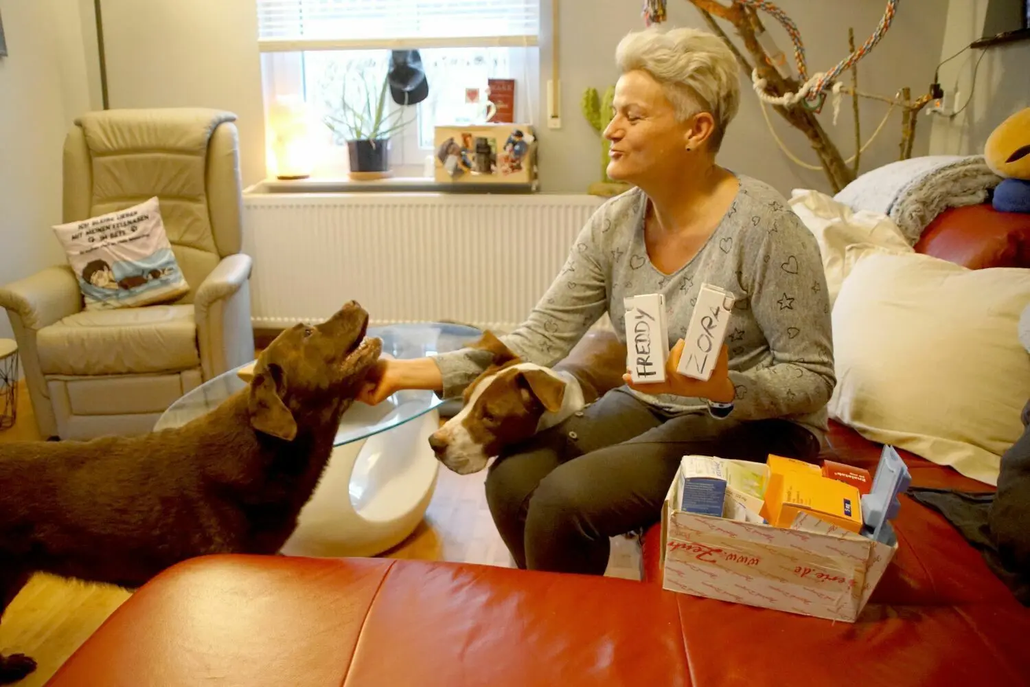 Heike Zeh aus Suppingen mit Zora und Freddy – und ihren Medikamenten.⇥