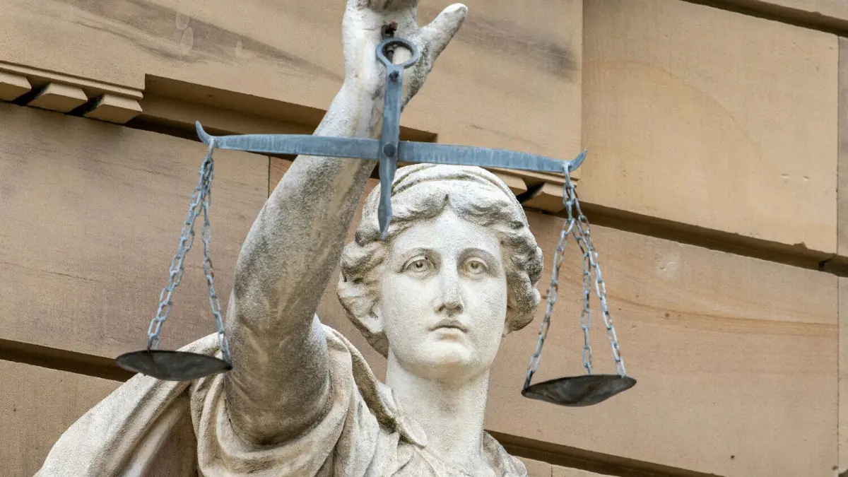 Vor dem Ulmer Landgericht beginnt am Dienstag ein Prozess gegen einen 25-Jährigen.
ARCHIV - 25.06.2021, Baden-Württemberg, Ulm: Vor dem Gebäude des Amt- und Landgerichts steht eine Statue der Göttin Justitia. (zu dpa: Mit Hammer auf Ehemann der Freundin eingeschlagen: Urteil erwartet) Foto: Stefan Puchner/dpa +++ dpa-Bildfunk +++