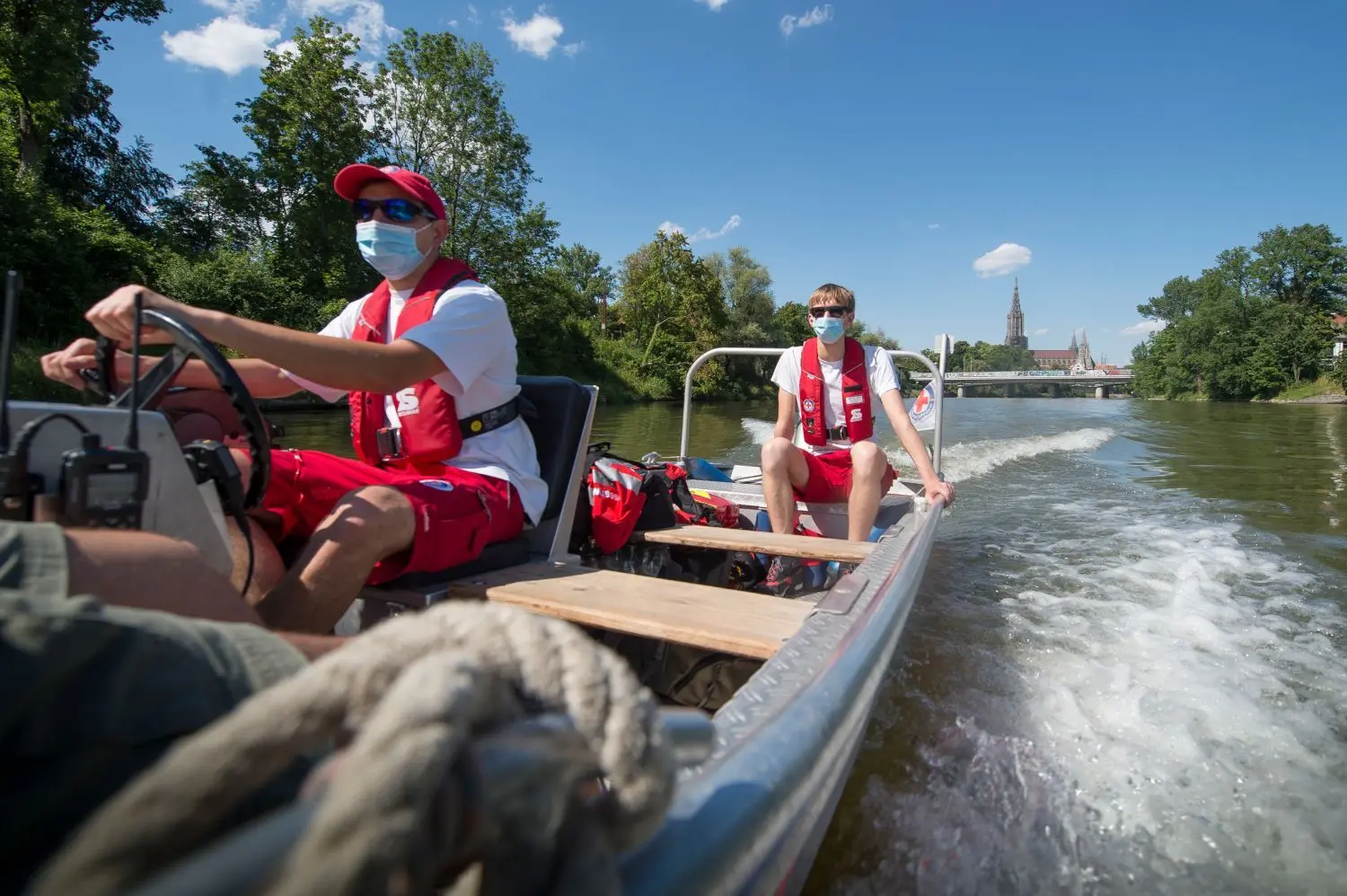 Alles im Blick, alles im Griff: Wasserwacht, DLRG und Polizei patrouillierten auf der Donau, um illegale Nabader herauszufischen. Doch so weit kam es nicht, alle hielten sich an die Regeln.