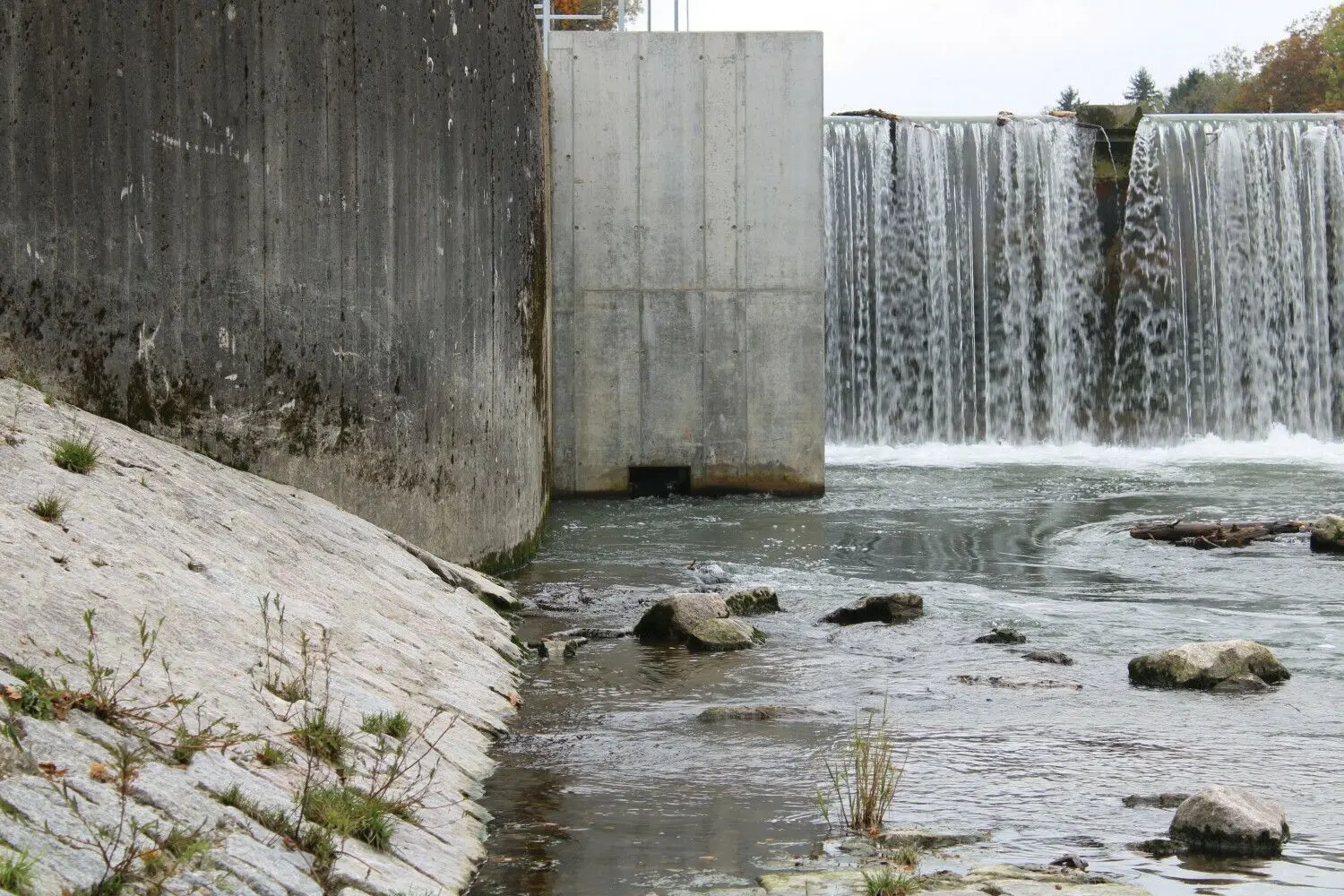 Vor dem Einstieg für die Fische unterhalb des Wehrs wurde das Flussbett der Iller so verändert, dass eine sogenannte Lockströmung die Tiere zur Aufstiegshilfe führt.