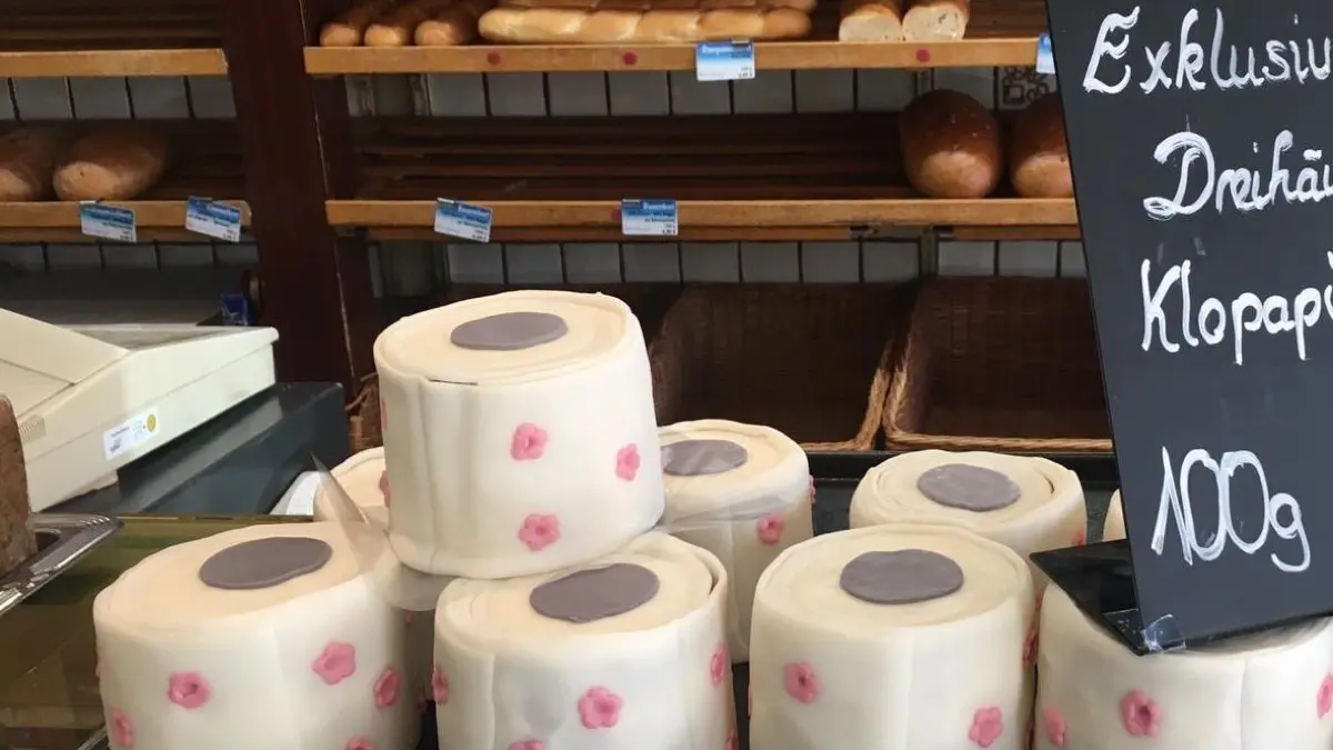 Seit vergangener Woche hat die Neu-Ulmer Bäckerei Dreihäupl Klopapier-Kuchen im Angebot.