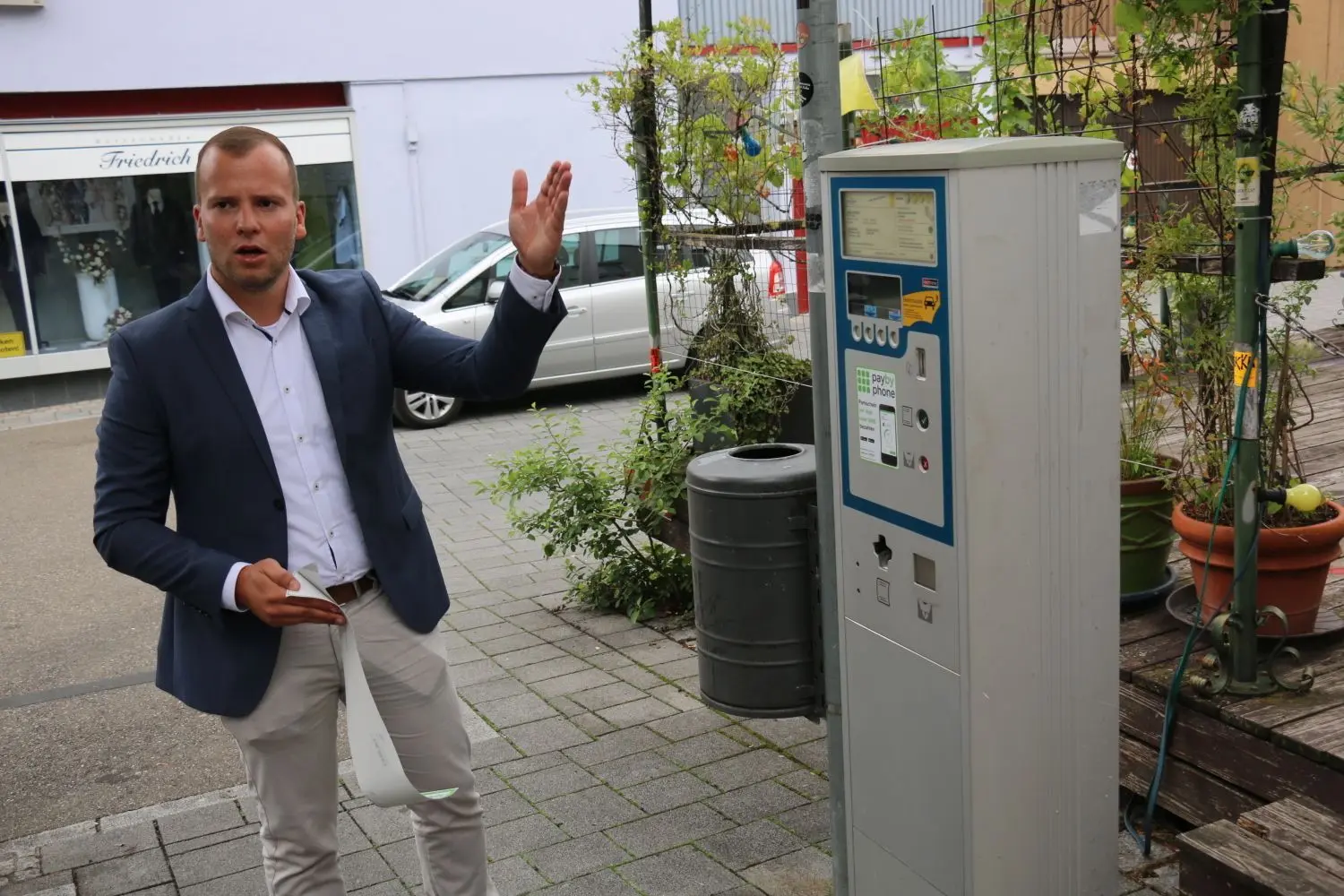 Fabian Grief von der Firma „Sunhill Technologies“ erklärt, wie die App über das Smartphone kontaktlos funktioniert.⇥