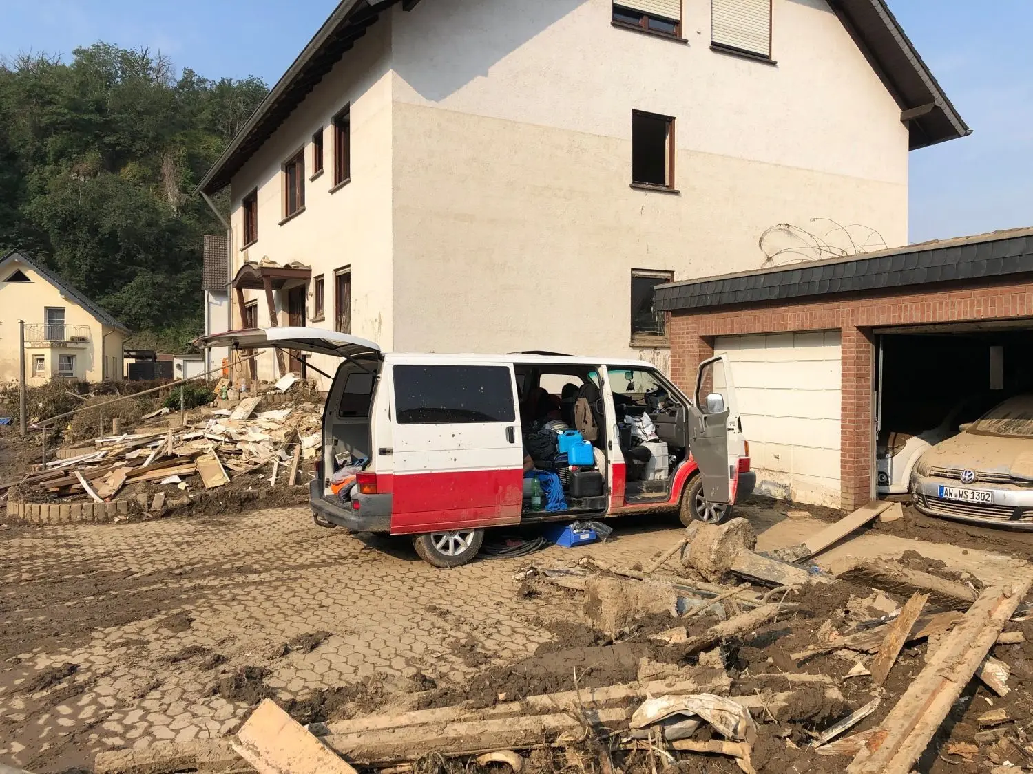 Die Verwüstungen übersteigen alles, was sich Daniel Knab und Chris Roth hatten vorstellen können.