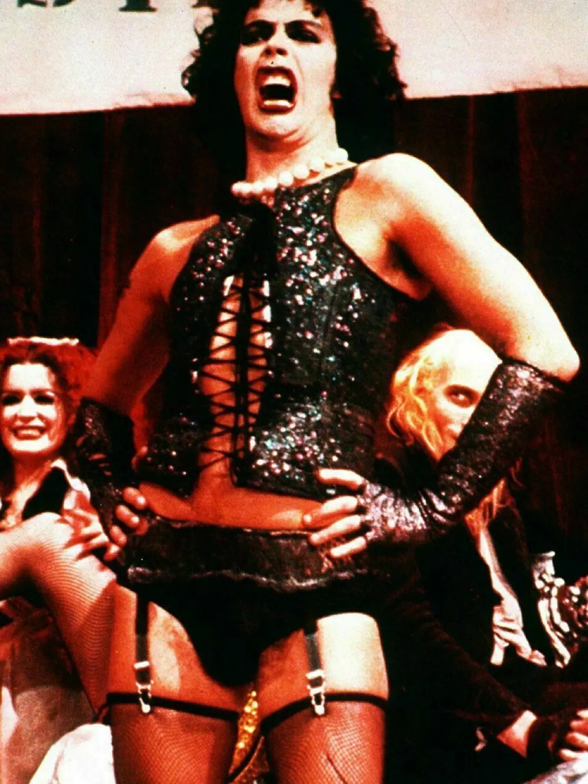 Ein subversives Spiel mit den überkommenen Geschlechterrollen: Tim Curry in dem Film „Rocky Horror Picture Show“. Als sexversessener Wissenschaftler Frank N. Furter vom Planeten Transsexual wurde er weltberühmt.
HANDOUT - ARCHIV - Der Schauspieler und Sänger Tim Curry in dem Kultfilm "Rocky Horror Picture Show" (undatiertes Szenenfoto). Als sexversessener Wissenschaftler Frank N. Furter vom Planeten Transsexual wurde er mit der Rocky Horror Picture Show weltberühmt. Am 19. April 2016 wird Musicalstar Tim Curry 70 Jahre alt. ACHTUNG: Nutzung nur zu redaktionellen Zwecken und bei vollständiger Nennung der Quelle: "20th Century Fox/dpa" (Zu dpa "«Sweet Transvestite» Tim Curry wird 70") +++ dpa-Bildfunk +++