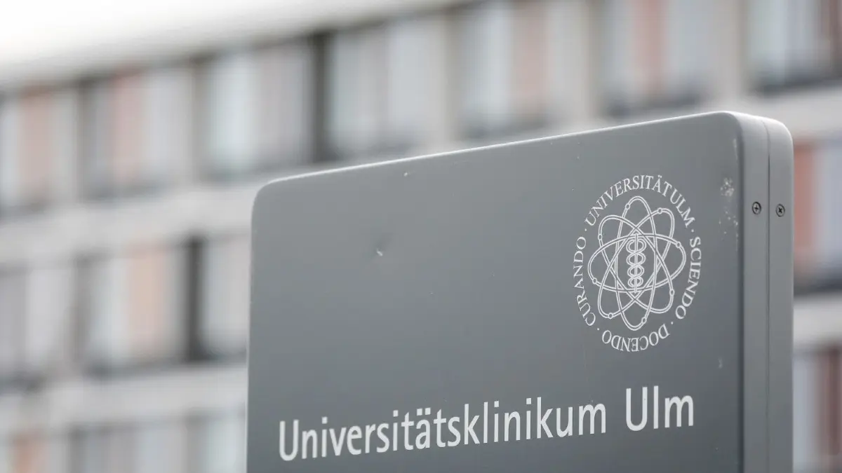 Der Marburger Bund fordert für die Ärzte 6 Prozent mehr Gehalt und hat daher zu einem Warnstreik aufgerufen. Auch die Uniklinik Ulm ist betroffen.
30.01.2020, Baden-Württemberg, Ulm: «Universitätsklinikum Ulm» steht auf einem Schild neben der Klinik geschrieben. Gegen eine Mitarbeiterin der Klinik besteht der Verdacht des versuchten Totschlags an fünf Säuglingen. Heute gab die Universitätsklinik dazu eine Pressekonferenz. Foto: Christoph Schmidt/dpa +++ dpa-Bildfunk +++