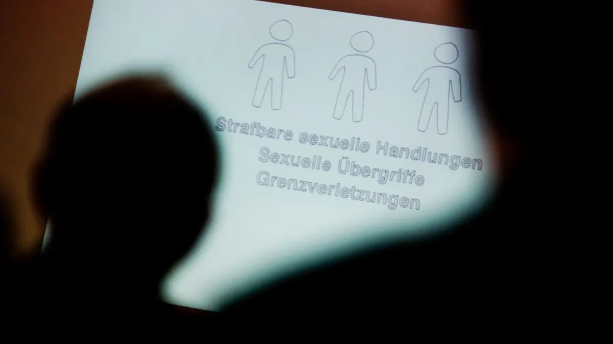 Hat es einen strafbaren sexuellen Übergriff durch einen Ex-Trainer aus Fürstenwalde gegeben? Symbolbild
ARCHIV - 15.06.2015, Niedersachsen, Hannover: Tagungsteilnehmer betrachten bei einer Fachtagung zur Prävention von sexuellem Missbrauch eine Präsentation. Ein Mädchen aus Unterfranken soll vom Freund seiner Mutter anderen Männern zum Sex angeboten worden sein: Von 26.04.2021 an müssen sich die Frau und ihr 49 Jahre alter Lebensgefährte wegen sexuellen Missbrauchs vor dem Landgericht Schweinfurt verantworten. Foto: Julian Stratenschulte/dpa +++ dpa-Bildfunk +++