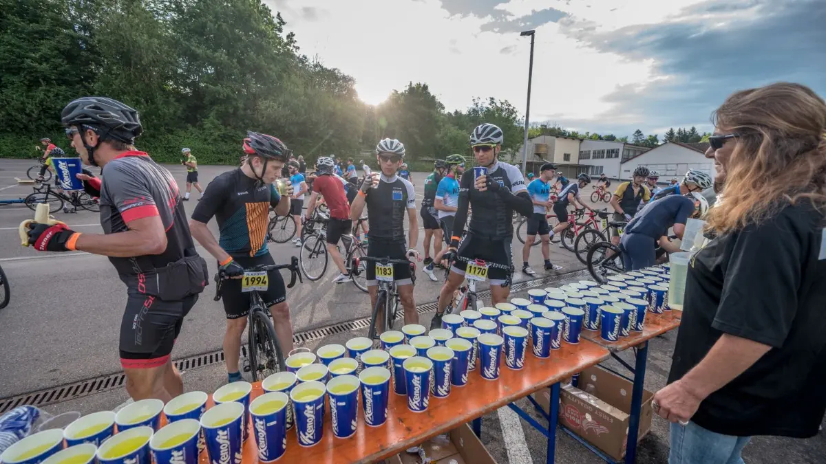 Beim Radmarathon-Klassiker Alb Extrem sorgt der ausrichtende MRSC Ottenbach mit seinen vielen helfenden Händen stets für eine ausgezeichnete Verpflegung der Teilnehmerinnen und Teilnehmer, wie hier vor Jahresfrist an der Station in Waldstetten.⇥