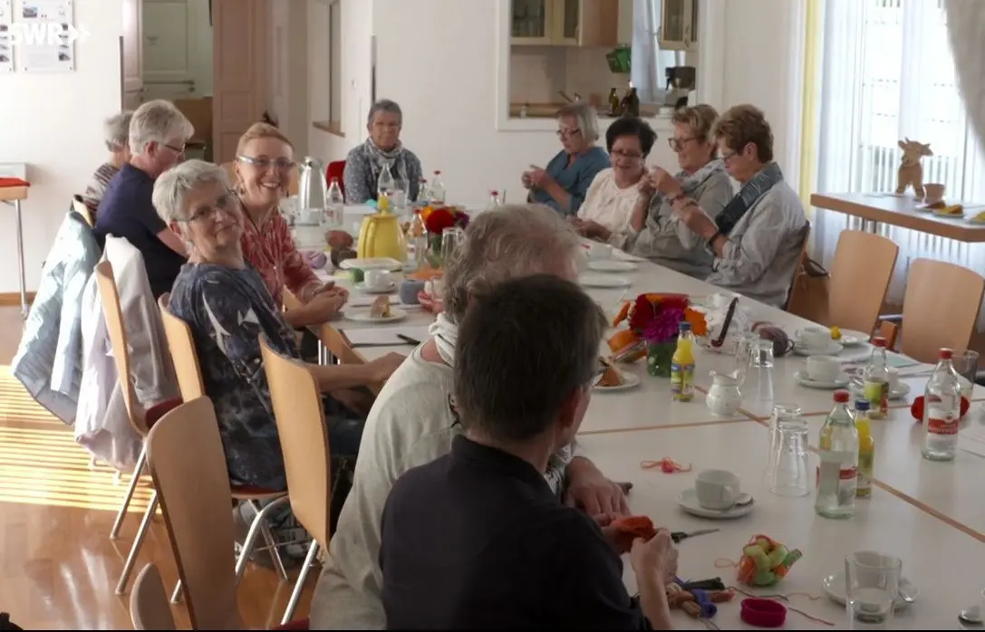 Die anderen Besucherinnen des Landfrauen-Treffs gingen ihren Handarbeiten nach.